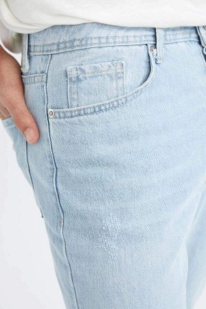 Джинсовые брюки свободного кроя с нормальной талией и короткими штанинами с рваными деталями и прочными деталями