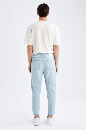 Джинсовые брюки свободного кроя с нормальной талией и короткими штанинами с рваными деталями и прочными деталями