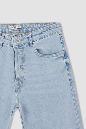 Джинсовые брюки узкого кроя с рваными деталями в стиле 90-х