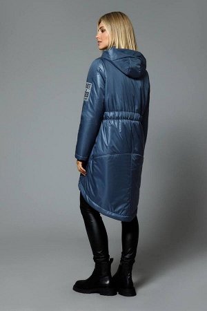Пальто Рост: 170 Состав: полиэстер 100% Комплектация пальтоПальто женское полуприлегающего силуэта из плащевой ткани, на подкладке, с капюшоном, спинка удлиненная. Застежка центральная на тесьму «молн