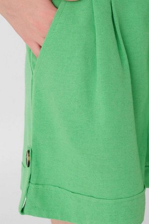 Зеленые льняные шорты с завышенной талией