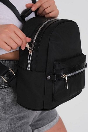 Черный рюкзак с молнией и деталями