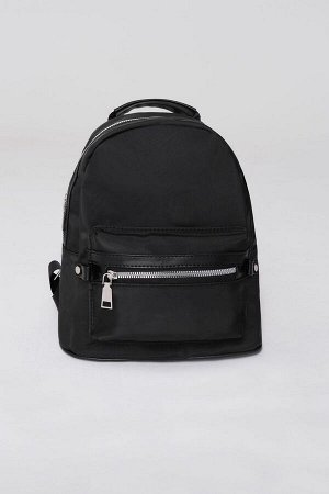 Черный рюкзак с молнией и деталями