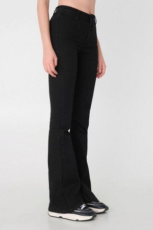 Черные расклешенные джинсы с завышенной талией