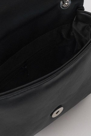 Черная сумка через плечо с цепочкой