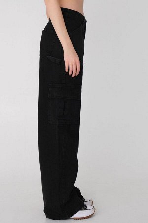 Широкие джинсы с высокой талией и широкими штанинами антрацитового цвета с боковым карманом