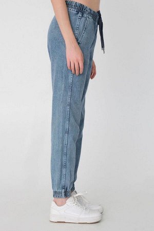 Addax Джинсовые брюки-джоггеры с эластичной резинкой на талии