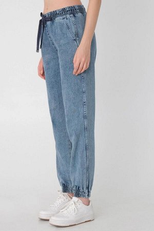 Джинсовые брюки-джоггеры с эластичной резинкой на талии