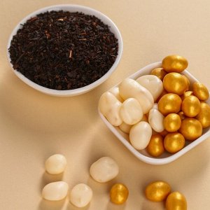 Подарочный набор «С Новым годом»: чай чёрный 50 г., арахис в белой шоколадной глазури 100 г., ананас в белом шоколаде 100 г., крем-мед с абрикосом 120 г.