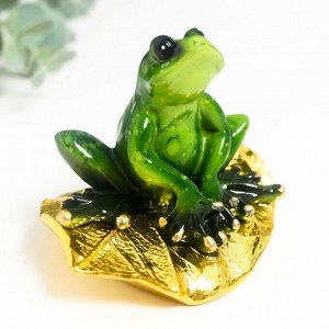 Сувенир полистоун лак "Лягушка сидит на золотом листе" 8 см