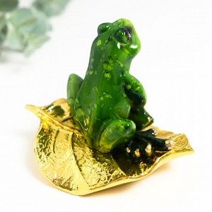 Сувенир полистоун лак "Лягушка сидит на золотом листе" 8 см