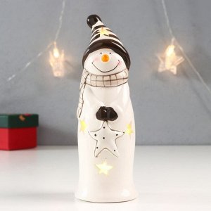 Сувенир керамика свет "Снеговик в полосатой шапке, шарфе, со звездой" 17,8х6х6 см
