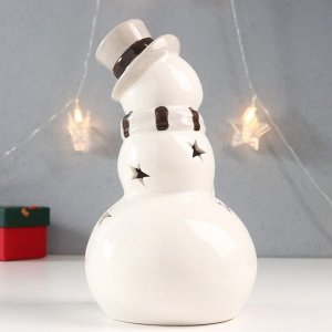 Сувенир керамика свет "Снеговик в бежевом цилиндре и полосатом шарфе" 22х12,5х12,5 см