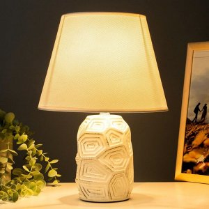 Настольная лампа "Бриана" Е14 40Вт белый 22,5х22,5х35 см