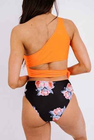 Оранжевый купальник бикини: укороченный топ на на одно плечо с вырезом на завязке + черные плавки с цветочным принтом
