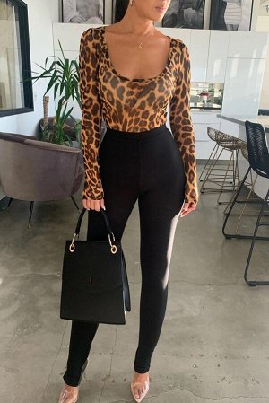 Леопардовое боди с длинным рукавом и глубоким овальным вырезом