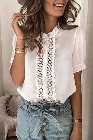 Белая кружевная блуза с короткими рукавами и оборками