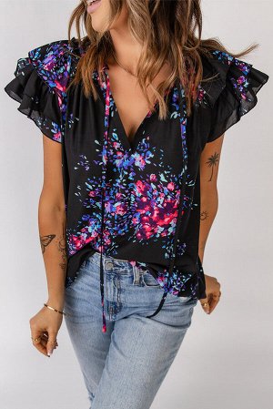 Черная блуза с оборками на плечах и разноцветным цветочным принтом