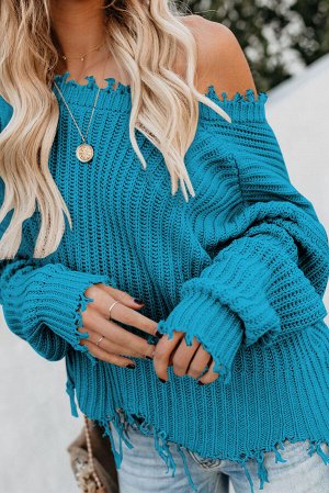 Синий свитер с широким вырезом и рваной бахромой по краю