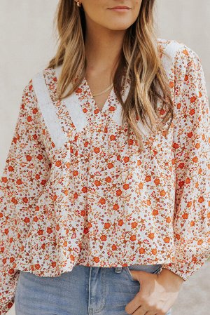 Белая блуза с цветочным принтом и V-образным вырезом