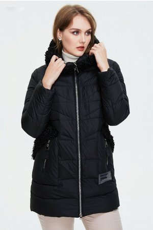 Куртка женская зимняя с капюшоном, воротником и отделкой из натурального меха. Цвет черный