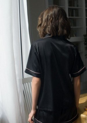 Комплект Домашняя пижама от торговой марки Индефини. В комплект входит рубашка и шорты. Рубашка из полиэстера, черного цвета, с принтом-нашивкой, с короткими рукавами, с обрамлением, с воротником-отво