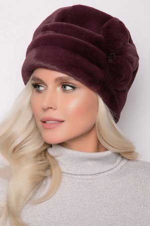Шапка Молодёжная удлинённая шапка на подкладке. На затылочной части мягкая сборка. Боковая часть шапки украшена роскошным декоративным, пришивным элементом. Объём по голове, легко фиксируется лентой –