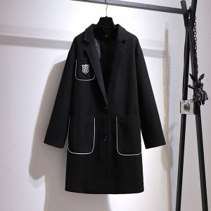 Женское пальто с карманами и нашивкой, цвет черный