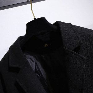 Женское пальто с карманами и нашивкой, цвет черный