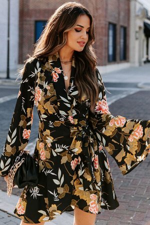 Черное платье-кимоно с запахом и цветочным принтом