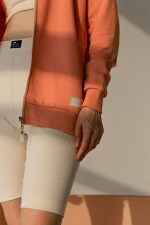 Худи Базовый худи на разъеме имеет свободный крой, спущенную линию плеча, капюшон и карманы в боковых швах.
Худи выполнен из мягкого органического футера в актуальных трендовых расцветках.
Манжеты и н