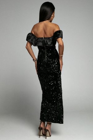 Черное блестящее платье-макси с высоким разрезом и открытыми плечами