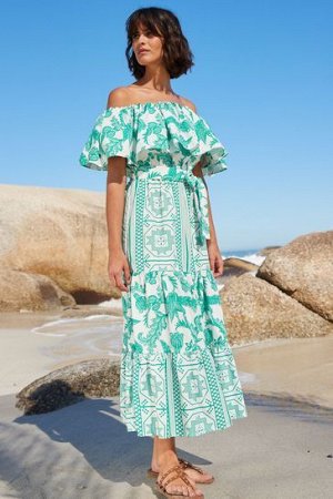 Зелено-белое многоуровневое платье с открытыми плечами и поясом