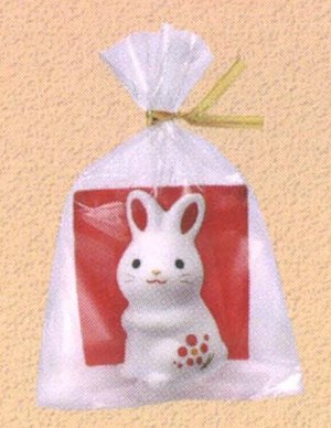 MATSUMOTO - белый кролик на красной подстилке
