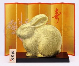 MATSUMOTO - золотой кролик на подставке