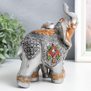 Сувенир полистоун "Слониха и слонёнок в попоне с цветком" серебро 15х12,5х17,5 см