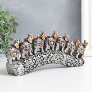 Сувенир полистоун "Семь слонов на бивне с цветами" серебро 21х4х9,8 см