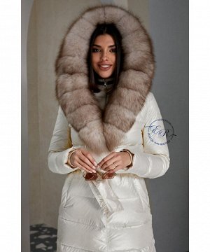 Белое пуховое пальто с мехом