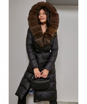 Пуховое пальто с меховым капюшоном