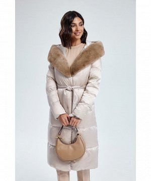 Невесомое пуховое пальто с капюшоном