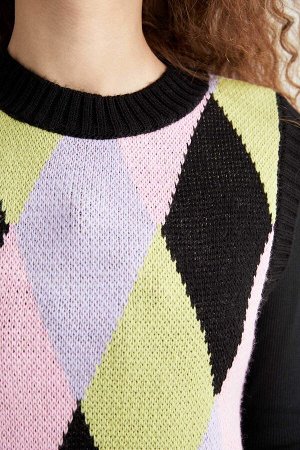 Крутой приталенный вязаный свитер с круглым вырезом и клетчатым узором