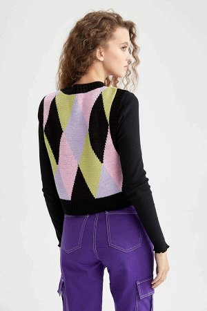 Крутой приталенный вязаный свитер с круглым вырезом и клетчатым узором