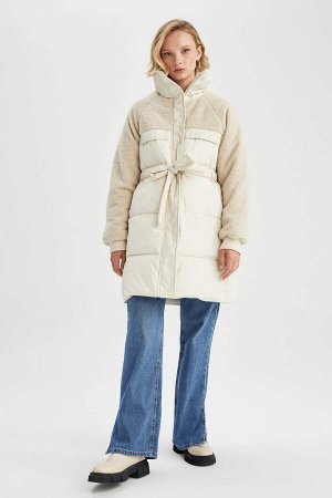 Утепленное пальто с поясом