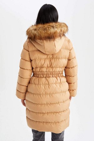 Длинное пальто из искусственного меха с поясом и капюшоном стандартной посадки Парка