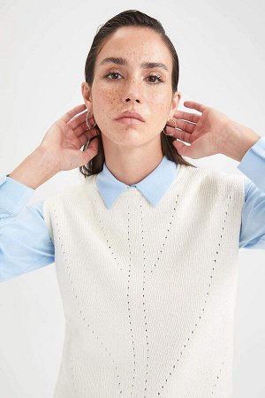 Базовый трикотажный свитер с круглым вырезом и перфорированным рисунком, свободный крой