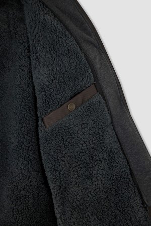 Пальто облегающего кроя из искусственной кожи с капюшоном и мягким пером внутри