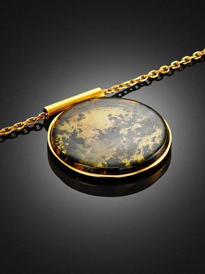 Стильное колье с плоским медальоном из прозрачного текстурного янтаря «Сирокко»