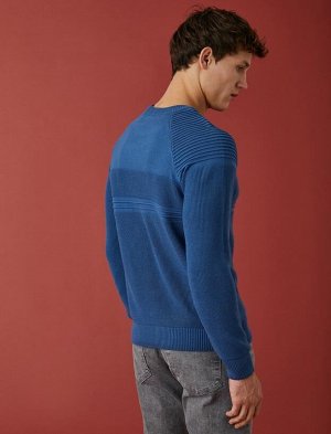 Вязаный свитер с круглым вырезом
