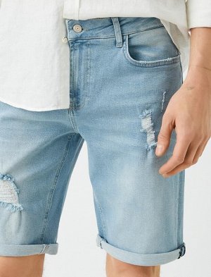 Джинсовые шорты с рваными карманами и деталями