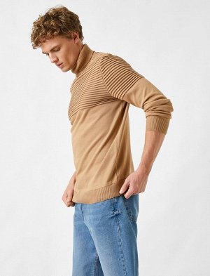 Полосатый свитер с высоким воротником
